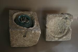 Cippe en pierre et son couvercle contenant une urne en verre